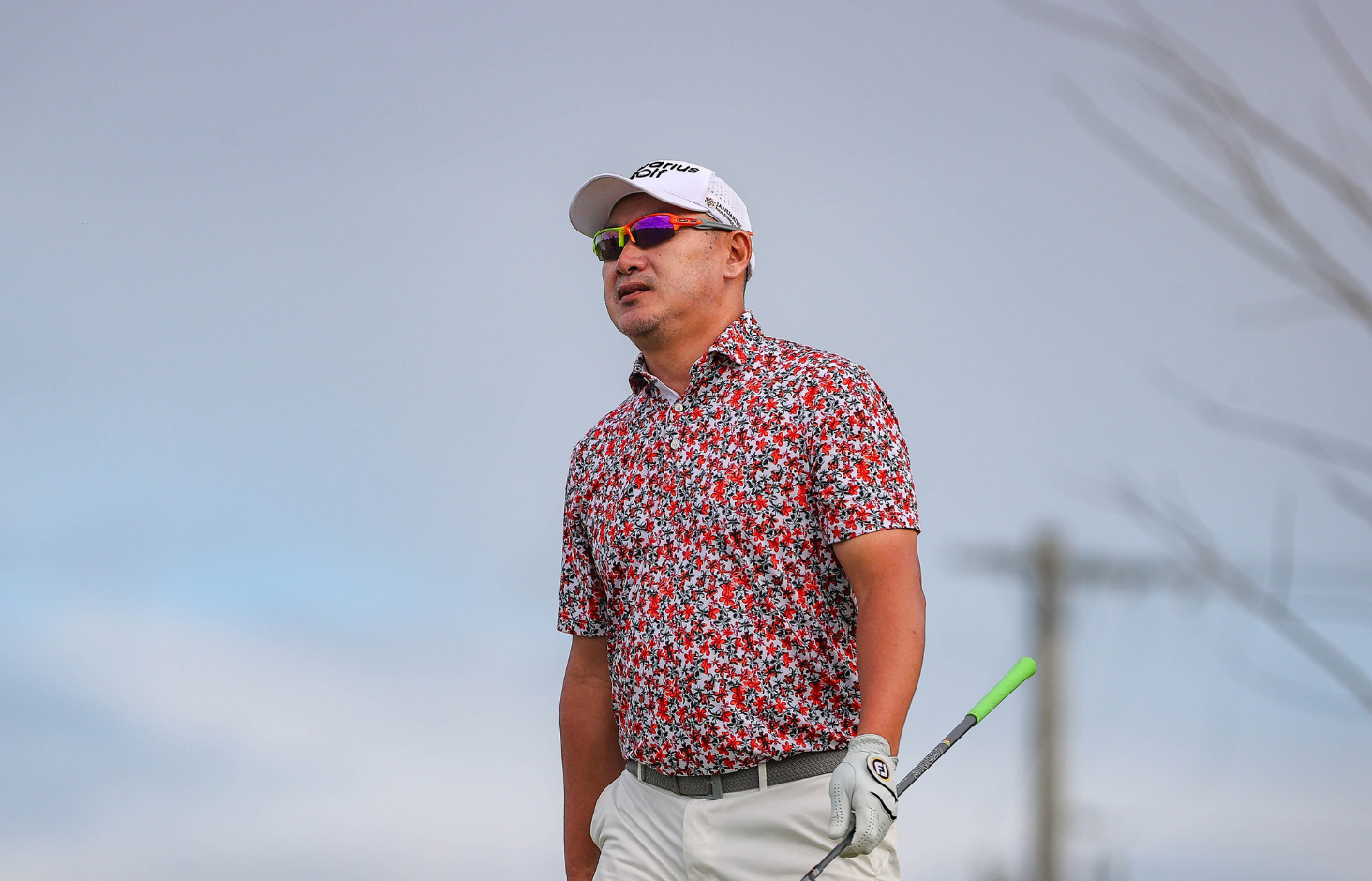 Que keeps 3-shot lead amid Pinatubo's relentless challenge Que keeps 3-shot lead amid Pinatubo's relentless challenge