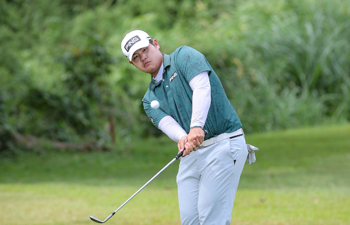 Jung takes charge in windy day, cards eagle-spiked 67 Jung takes charge in windy day, cards eagle-spiked 67