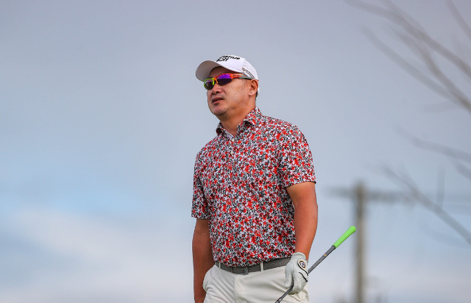 Que keeps 3-shot lead amid Pinatubo's relentless challenge Que keeps 3-shot lead amid Pinatubo's relentless challenge