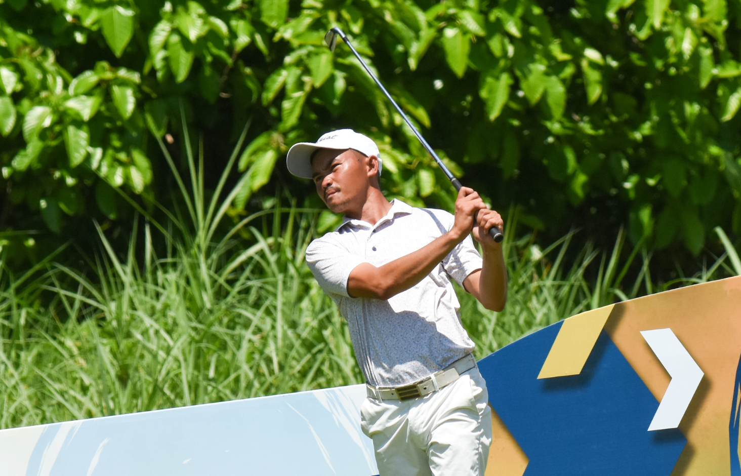 Lumbo holds sway in drizzle, clings to 2-shot lead